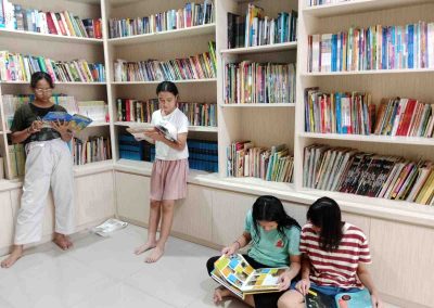 Anak Anak mencari sumber bacaan di Perpustakaan PA. Dorkas_6_11zon